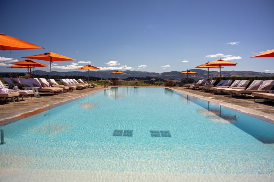 Piscina con tumbonas frente a las montañas