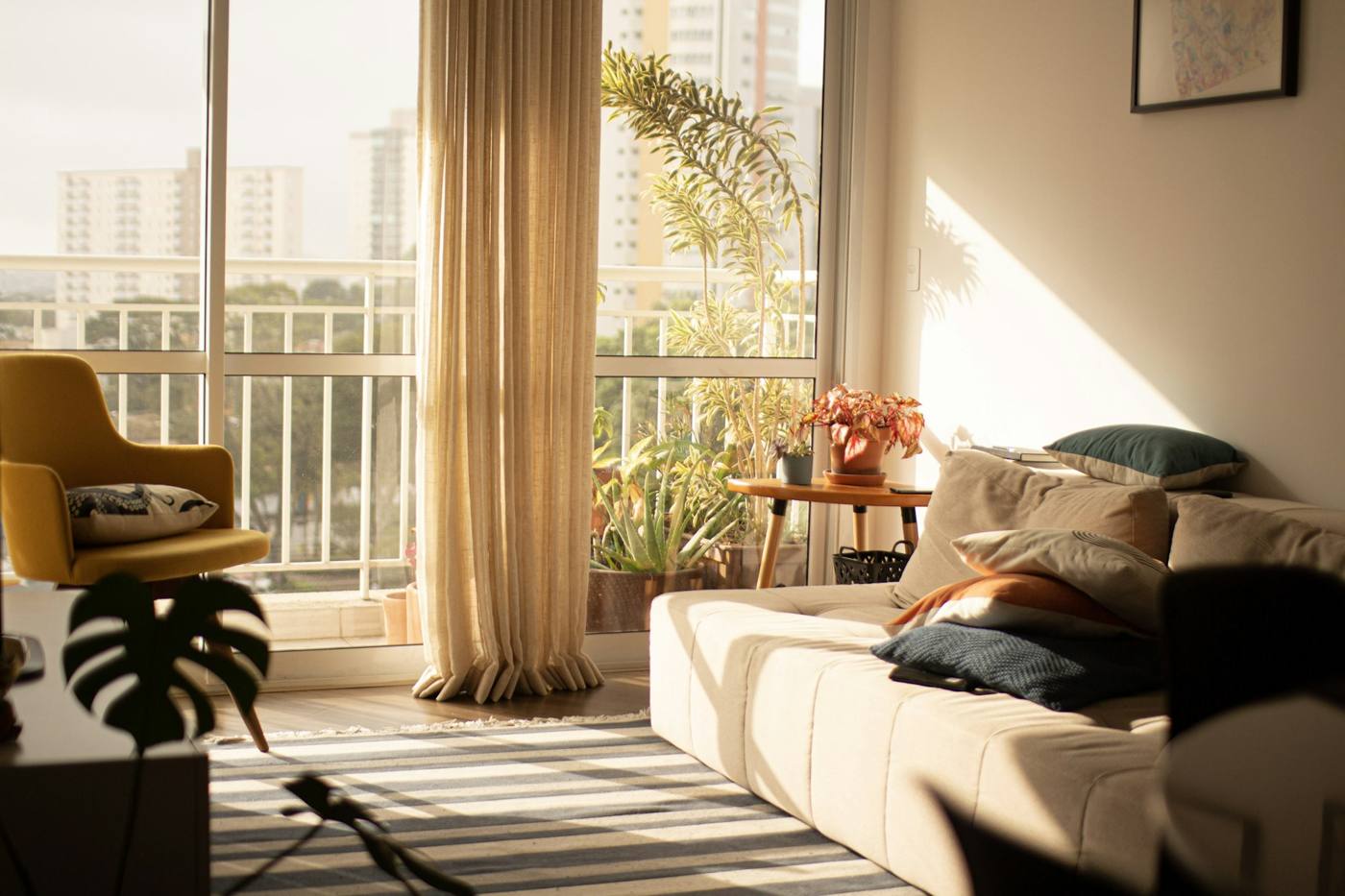 Salón luminoso con sol de tarde