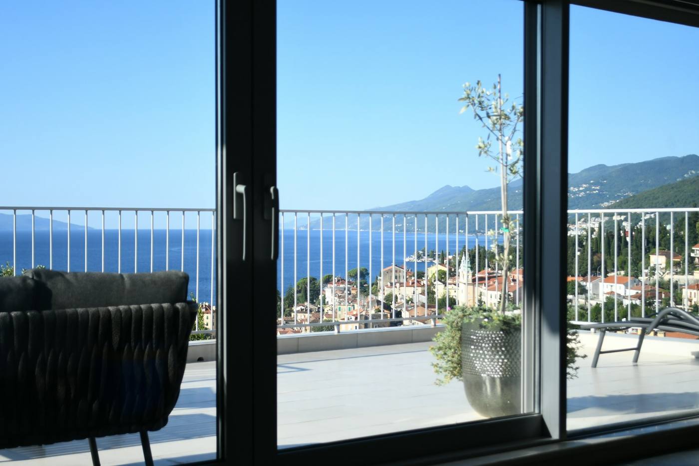 Terraza con vistas al mar desde un apartamento luminoso